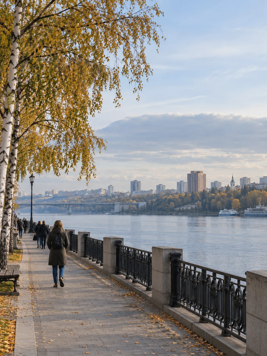 Осенняя городская набережная у реки